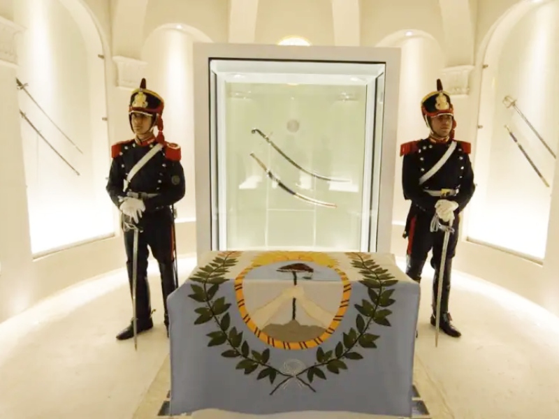 Renunció la directora del Museo Histórico Nacional por el traslado del sable corvo de San Martín