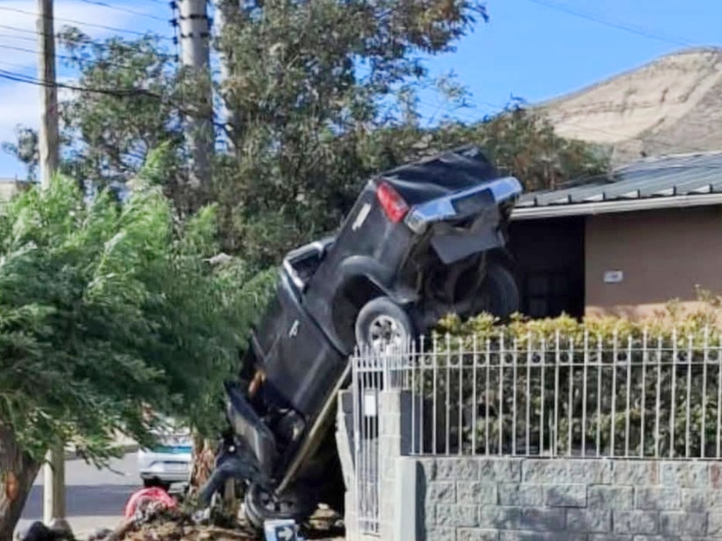 Insólito accidente en Chubut: una camioneta terminó arriba de la reja de una casa