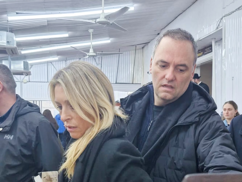 Adorni justificó el viaje de su esposa en el avión presidencial: «Quería que me acompañe»