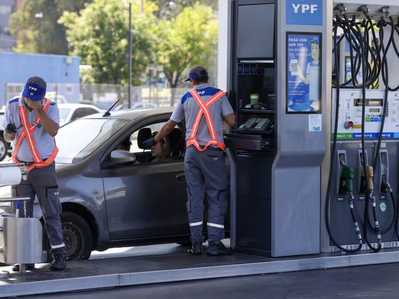 Suben hasta 5% los combustibles por la escalada del precio del petróleo
