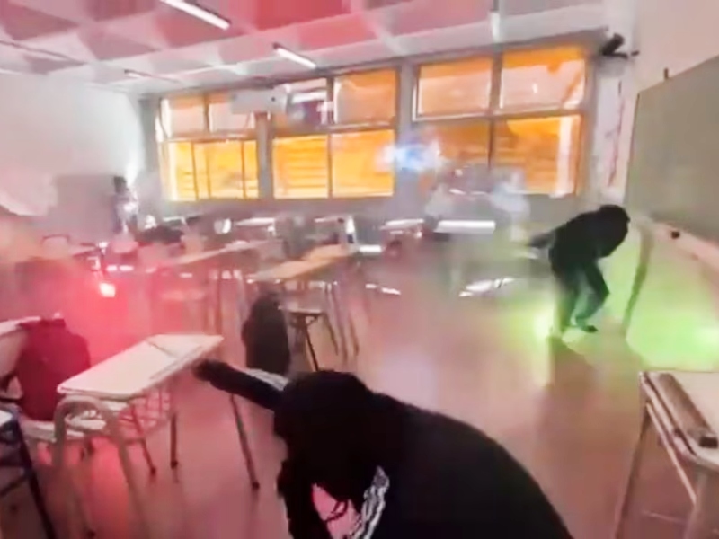 Escándalo en una escuela de Catamarca: alumnos armaron una guerra de bengalas dentro del aula
