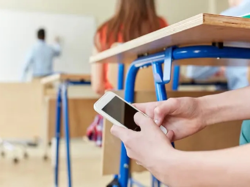 La Ciudad de Buenos Aires prohibió el uso de celulares en las escuelas secundarias