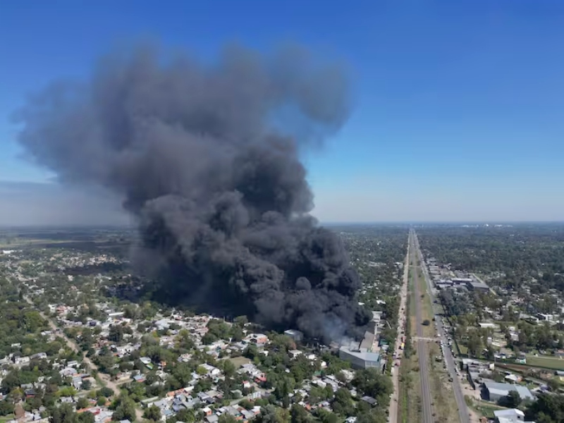 Incendio en Francisco Álvarez: el humo persiste y hay peligro de derrumbe