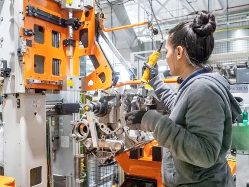 La actividad industrial retrocedió en febrero 3,9% en comparación con 2025, según FIEL