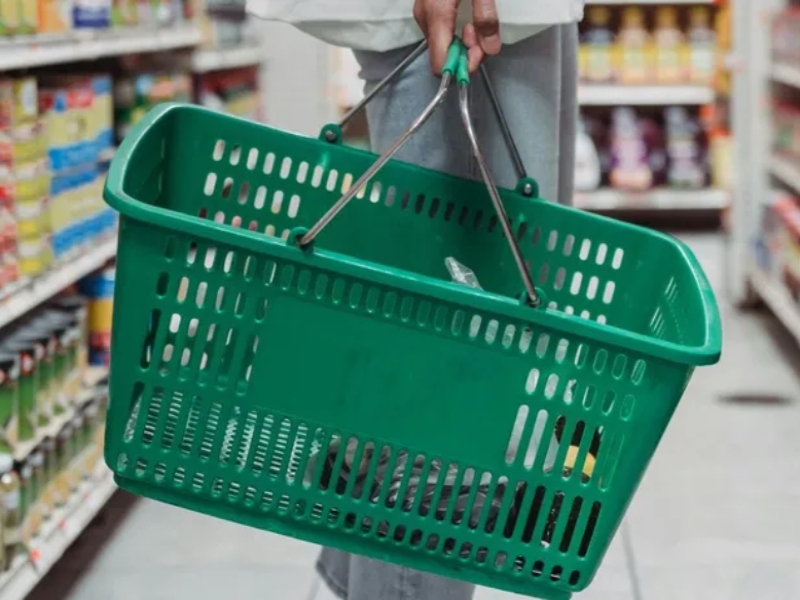 El consumo masivo se desplomó un 6,3% en febrero y no logra recuperarse