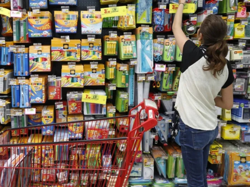 Las ventas minoristas cayeron 5,6% anual en febrero pese al repunte por la vuelta a clases