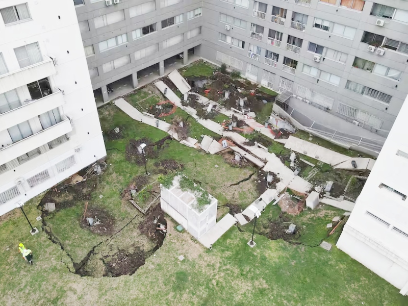 Se derrumbó el techo de un estacionamiento en Parque Patricios y aplastó 65 autos