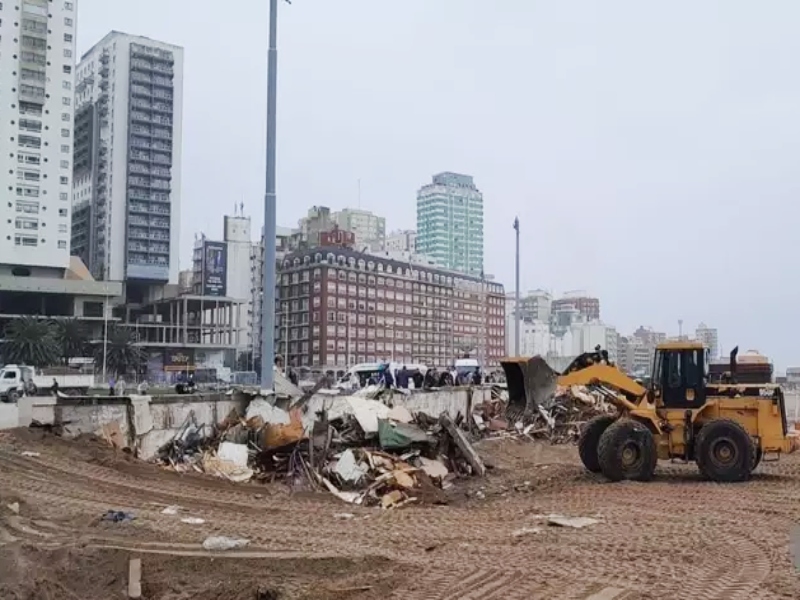 Mar del Plata: la Municipalidad tiró abajo con topadoras la «Saladita» de la Bristol
