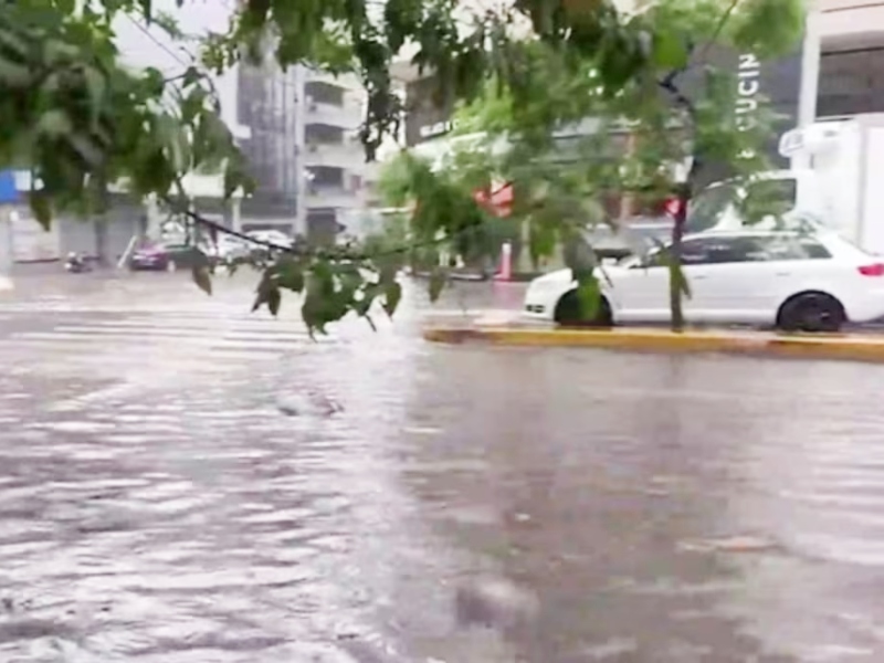 Temporal en el AMBA: barrios inundados, calles anegadas y usuarios sin luz