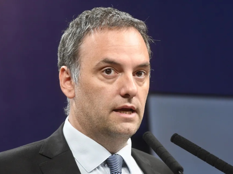 Ordenan levantar el secreto bancario y fiscal de Manuel Adorni y su esposa