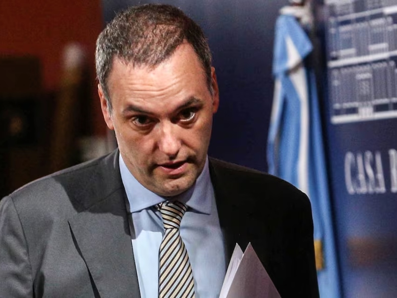 Declaró el hijo de una de las jubiladas: dijo que acordó con Adorni un pago sin registrar de US$ 65.000