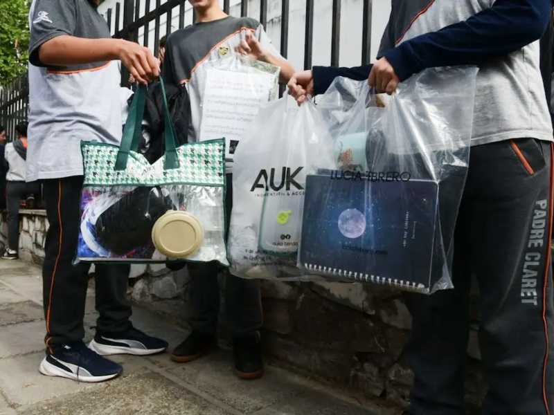 Alumnos sin mochila: crece la medida de seguridad en escuelas por las amenazas de tiroteos