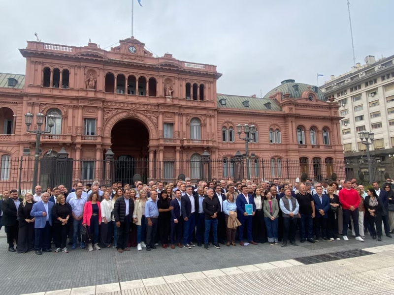 Movilización de intendentes al Ministerio de Economía para reclamar por fondos y obras