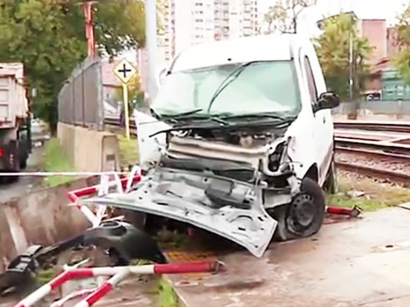Un tren de la línea Sarmiento chocó contra una camioneta en Ramos Mejía