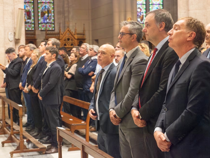 El arco político fue a Luján para homenajear al Papa y la Iglesia pidió frenar «gestos violentos»