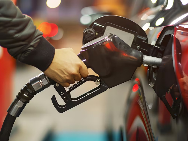 Las otras petroleras se suman a YPF para frenar las subas de los combustibles