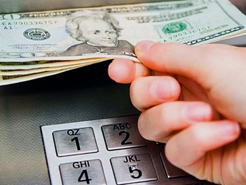 El BCRA elimina la restricción para sacar dólares de los cajeros en el exterior