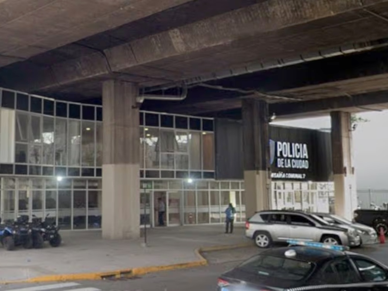 Un policía murió en Flores aplastado por un cartel que cayó desde la 25 de Mayo