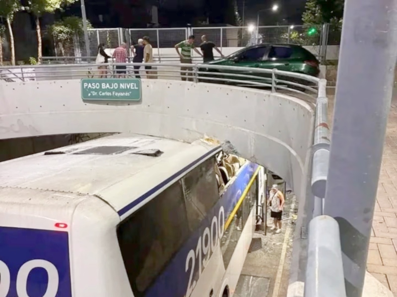 Un micro con hinchas de Chaco For Ever se incrustó en un paso bajo nivel