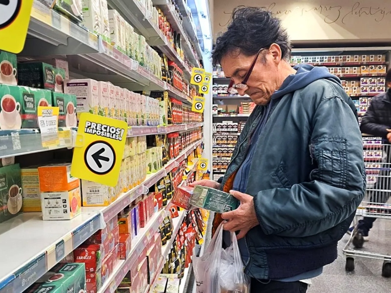 El consumo masivo cayó 5,1% en marzo y encadenó su tercer mes seguido en baja