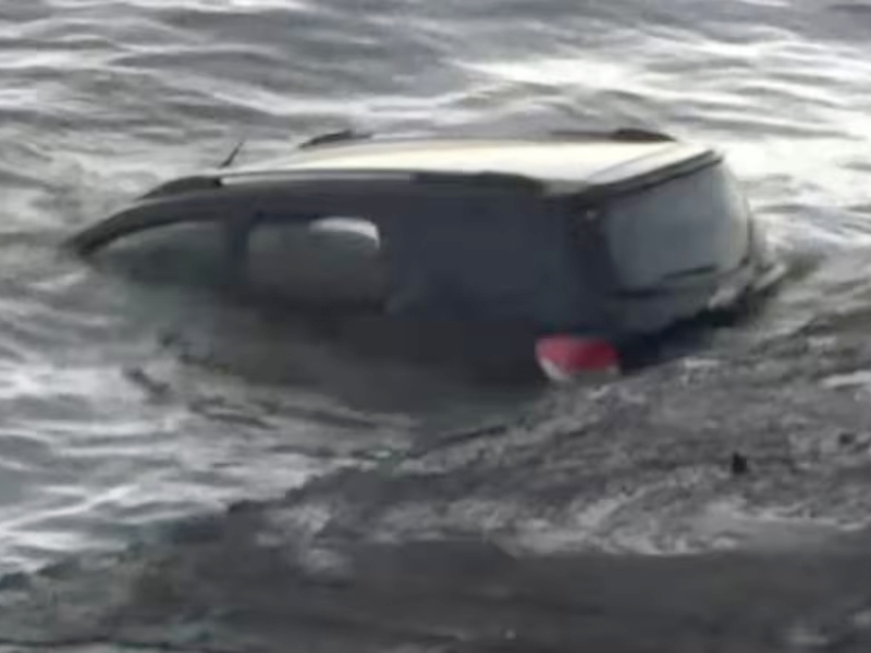 Una camioneta cayó al río en la Costanera y rescataron a una mujer y su hija