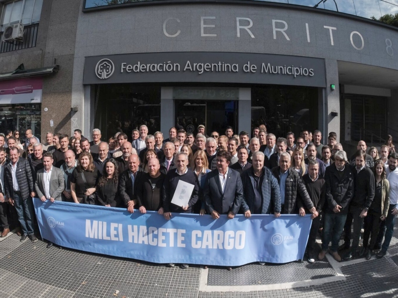 Más de 80 intendentes marcharon a Capital Humano para reclamar por fondos adeudados