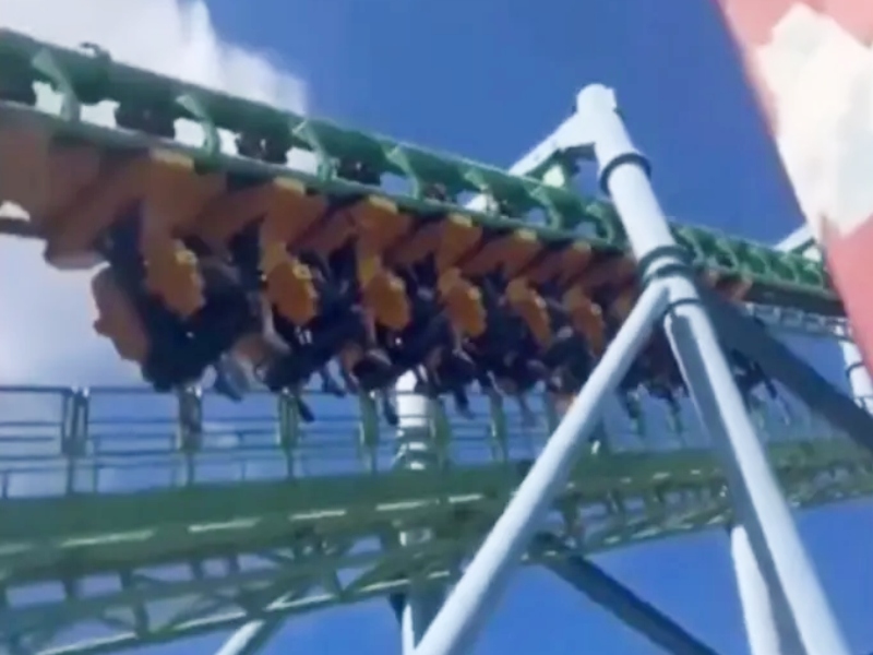 Falló una montaña rusa del Parque de la Costa y la gente quedó colgada 20 minutos
