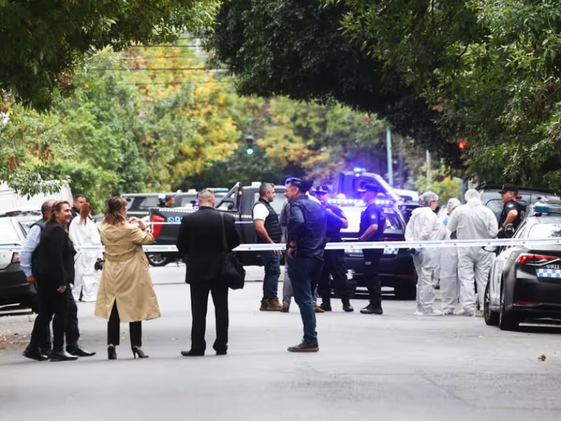 Una policía abrió fuego dentro de un auto de aplicación y dejó cuatro heridos