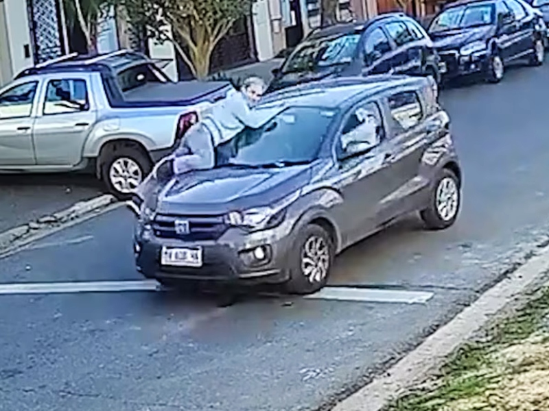 Una mujer se subió al capot para evitar el robo de su auto en Ramos Mejía