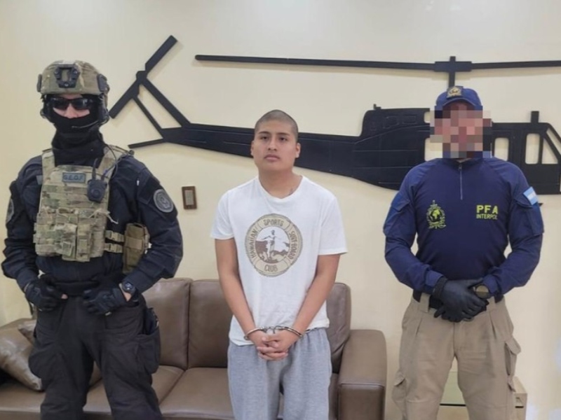 Llegó a la Argentina «Pequeño J», el principal acusado por el triple crimen de Florencio Varela, bajo un amplio despliegue de seguridad