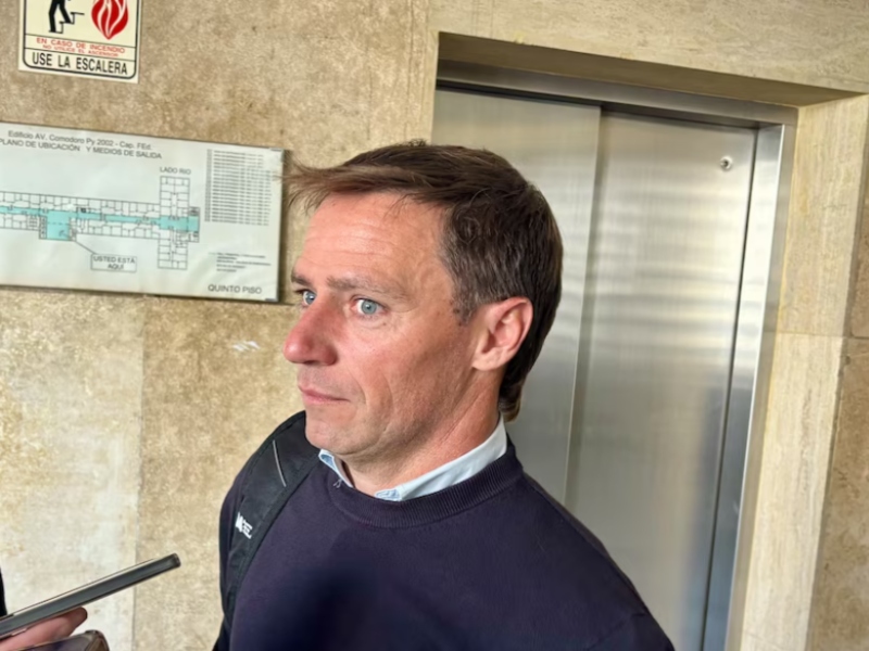 La Justicia ordenó peritar el celular del contratista que contrató Adorni