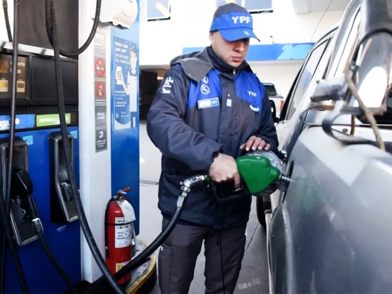 YPF aumentó un 1% los combustibles y sostendrá el precio por otros 45 días