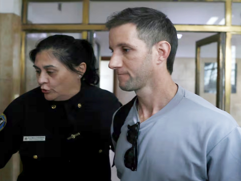 El hijastro de una de las jubiladas ratificó que Adorni pagó U$S65 mil por fuera de la escritura