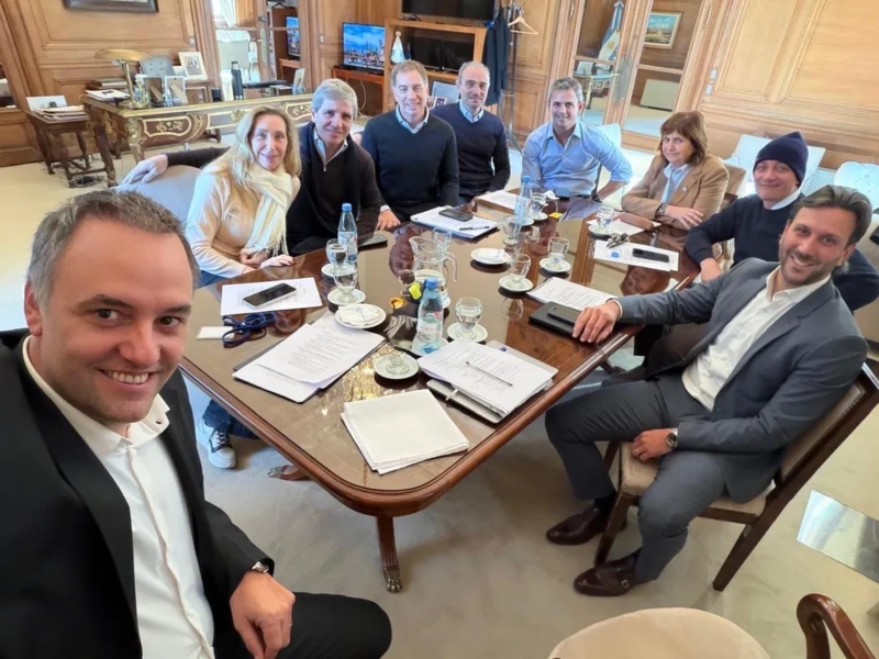 Luego de los gestos públicos de cercanía, se reunió la Mesa Política para mostrar gestión y avanzar con nuevas reformas