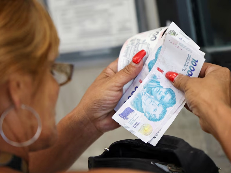 Indec: los salarios registrados volvieron a perder contra la inflación en marzo