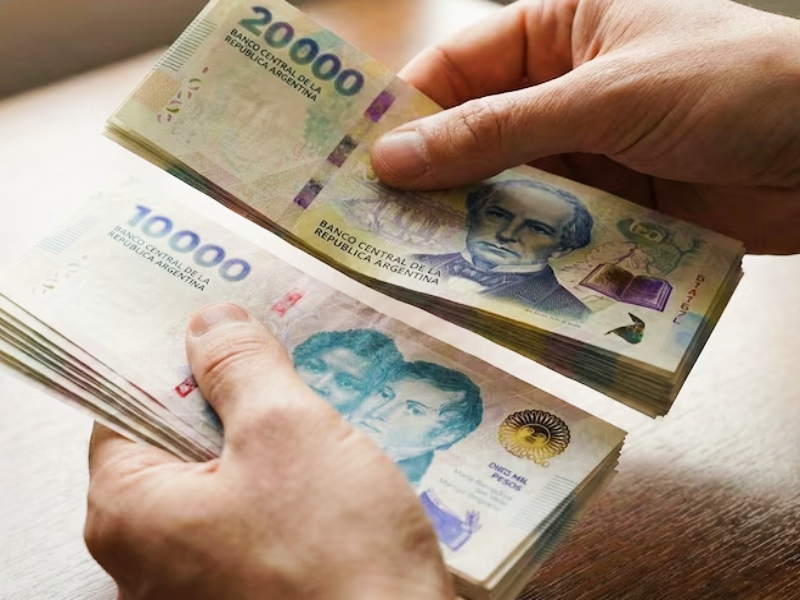 Se frenó el alza del crédito en pesos, pero crecen los préstamos en dólares