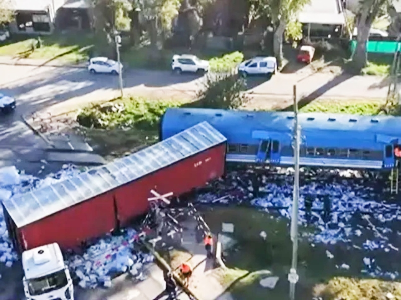 Impactante choque entre un tren de la línea San Martín y un camión en Pilar