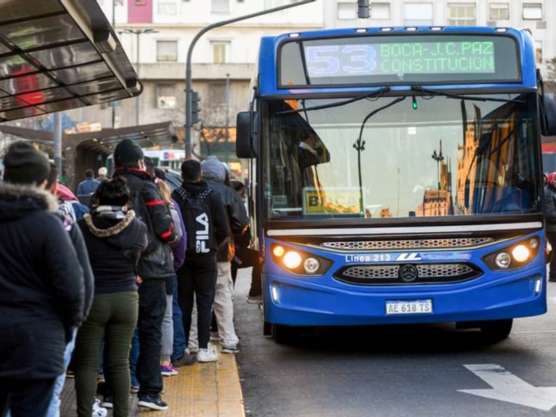 Rigen nuevas tarifas de colectivos y trenes en el AMBA: cuánto cuesta viajar