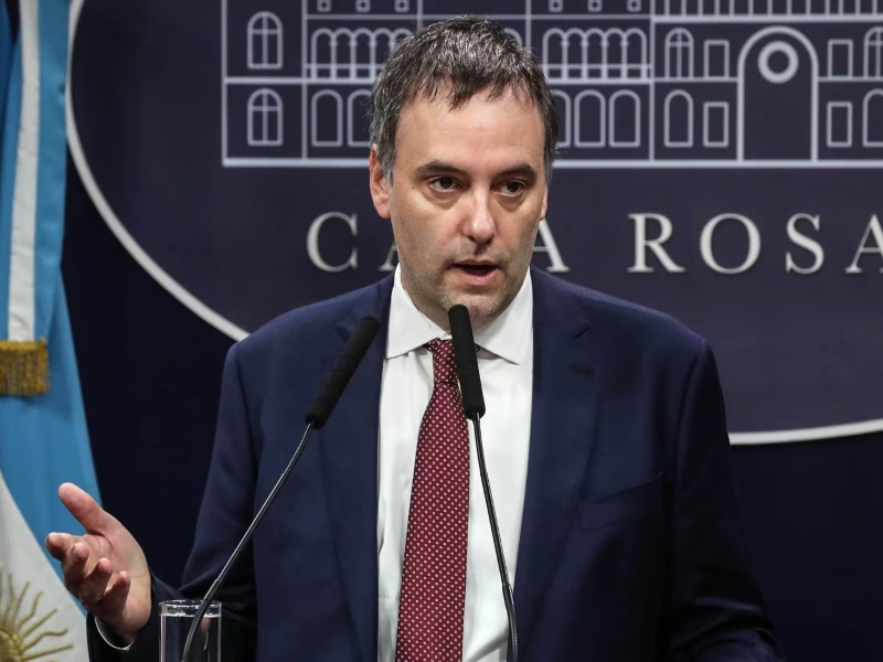 Crece la presión sobre Adorni: la oposición pide interpelarlo y el PRO publicó un duro comunicado