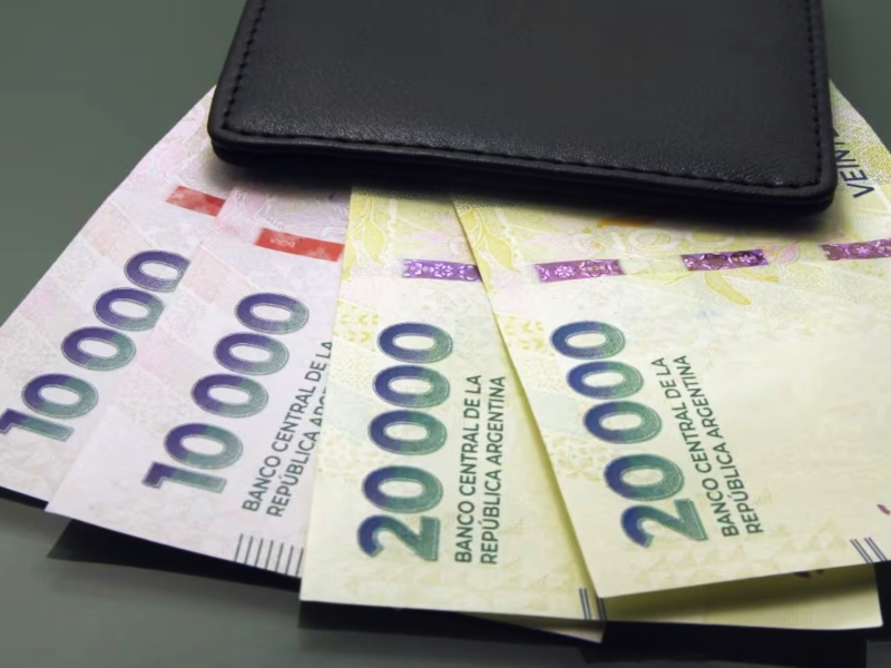 Los salarios subieron 3,7% en abril, siempre impulsados por los informales
