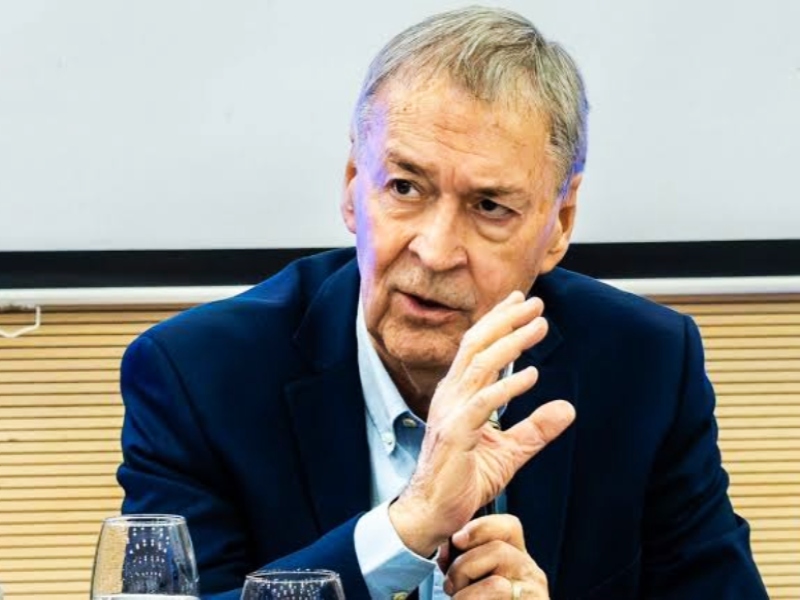 Schiaretti dijo que Adorni «no puede seguir» y se suma a los cuestionamientos opositores