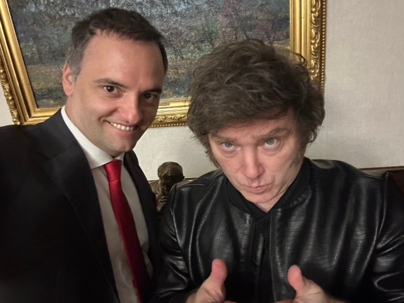 Mientras la oposición acelera para interpelarlo, Manuel Adorni se reunió con Javier Milei en la Quinta de Olivos