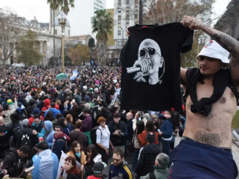 Fanáticos despiden al Indio Solari con misas ricoteras en todo el país