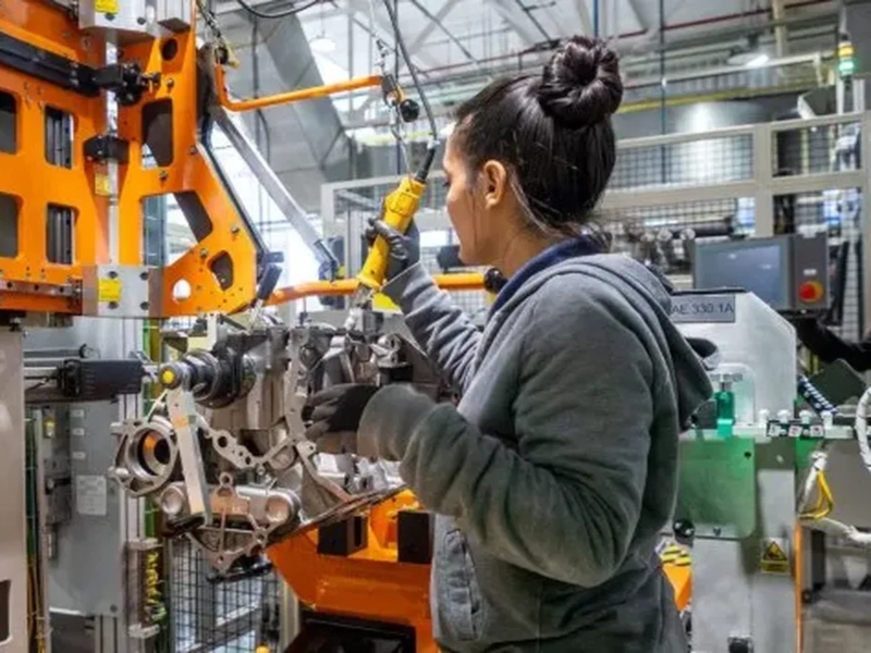 Tras el repunte del marzo, la industria y la construcción volvieron a caer en abril