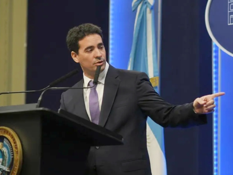 El vocero de Milei dijo que «es una posibilidad» que el dólar llegue a $1800