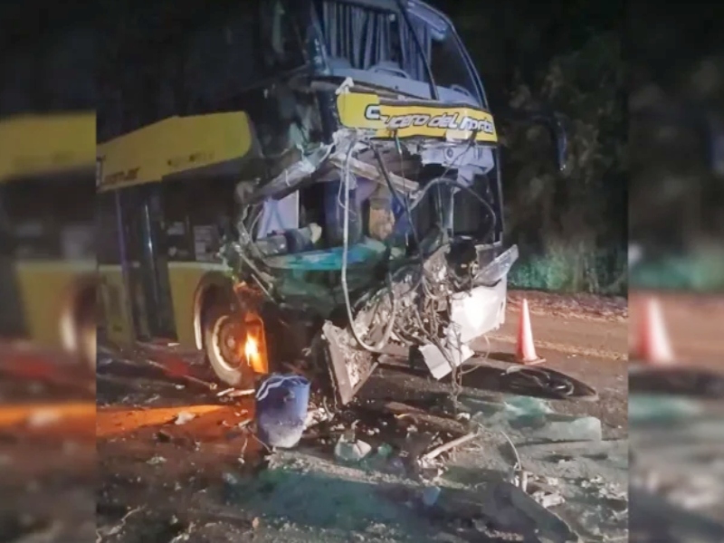 Chocó un micro que transportaba turistas a las Cataratas y hay más de 40 heridos