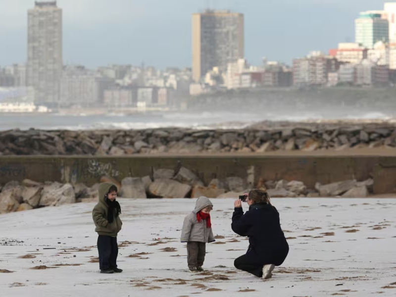 Cayeron fuertes nevadas en diversos puntos del país y hay alerta amarilla en el AMBA