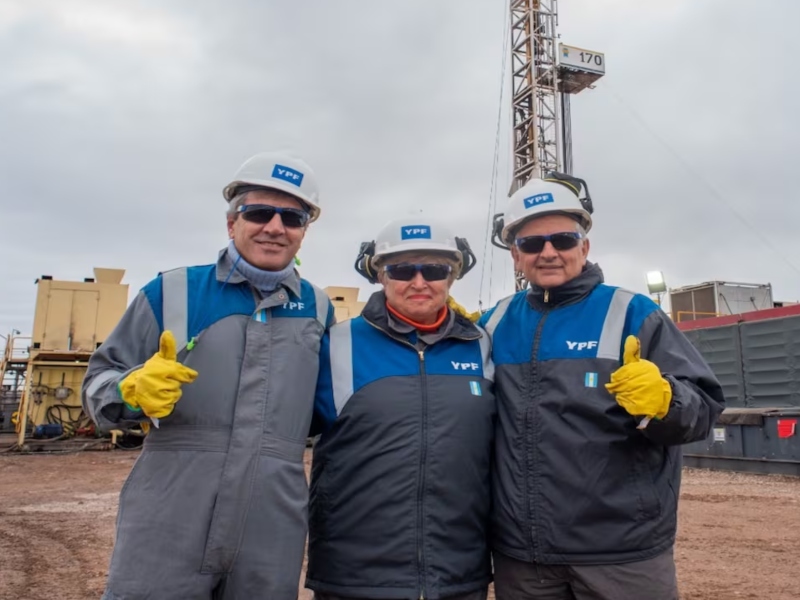 La jefa del FMI recorrió Vaca Muerta junto a Luis Caputo y al presidente de YPF