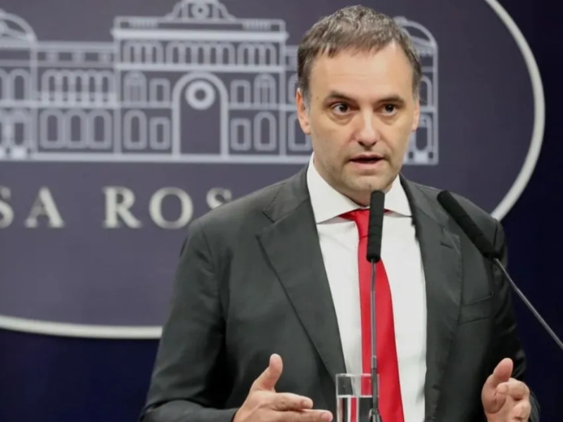 Sólo de tarjeta de crédito, Adorni gastaba más que su sueldo entero de funcionario público
