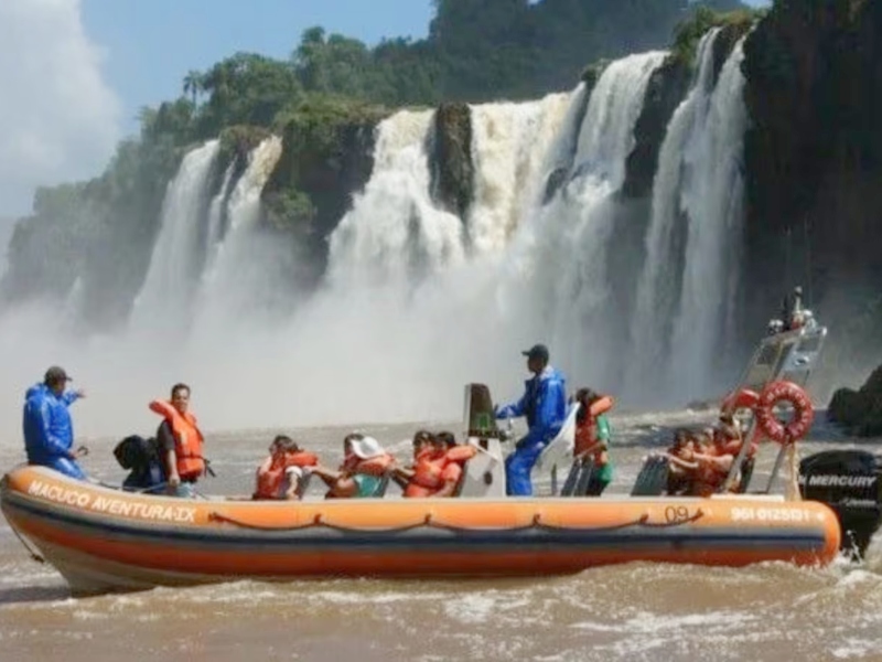 Tragedia en Cataratas: un turista murió al volcar una lancha durante una excursión